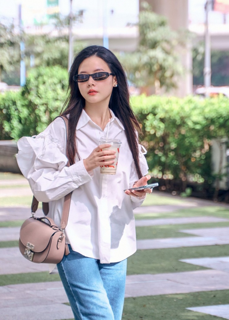 Chiếc áo giá khoảng 600 nghìn đồng được 'nàng dâu hào môn' phối cùng túi xách Moynat Flori giá khoảng 4.500 USD (xấp xỉ 115 triệu đồng). Nhiều năm qua, đây là một trong những thiết kế kinh điển của Moynat - thương hiệu nước Pháp ra đời từ năm 1849 và là một trong những nhà sản xuất rương, đồ da lâu đời nhất của Paris, được giới thượng lưu ưa chuộng.