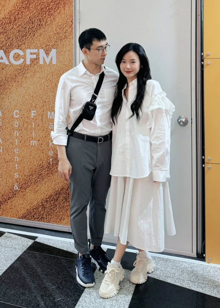 Thiết kế cũng từng được cô diện trong chuyến công tác, du lịch Hàn Quốc cùng chồng hồi tháng 9. Lúc đó, cô kết hợp mẫu sơ mi trắng với chân váy đồng màu và giày thể thao, tạo cảm giác thoải mái khi di chuyển.