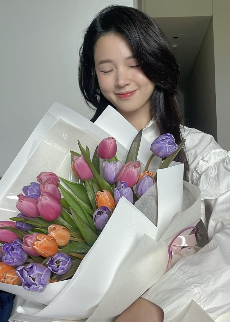 Hồi tháng 10, Midu mặc chiếc sơ mi dáng suông yêu thích, khoe bó hoa được tặng.