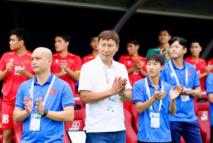 HLV Kim Sang-sik tiếp tục cho thấy khả năng đọc vị trận đấu và xây dựng chiến thuật hợp lý trước các đối thủ khác nhau (ảnh Hữu Phạm)