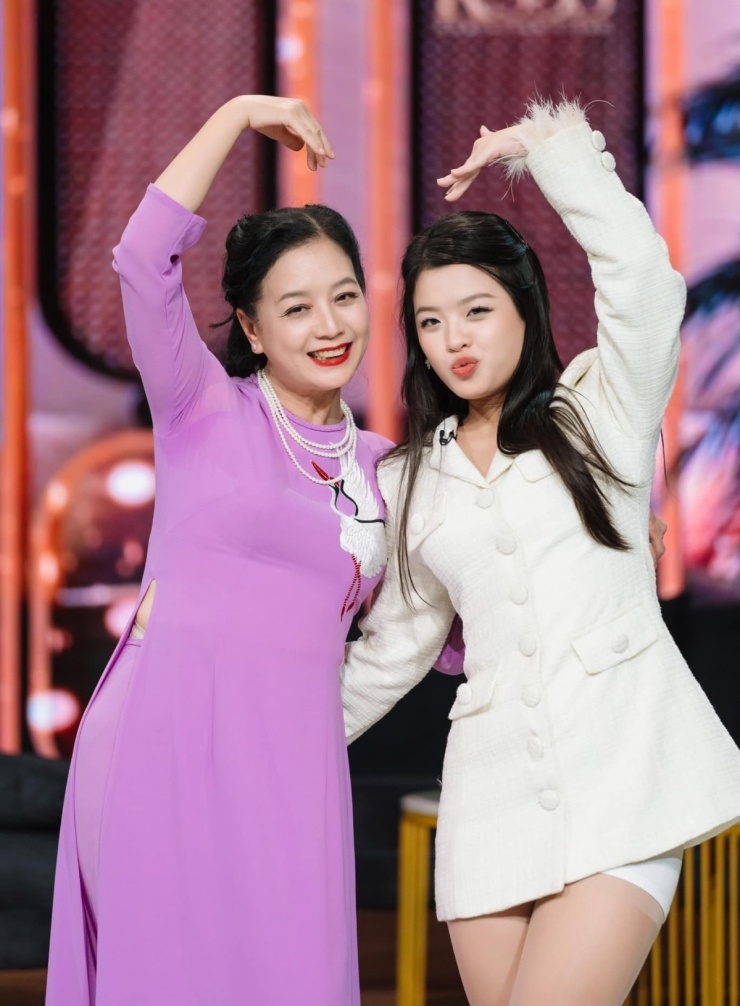 Sinh năm 2004 tại Hà Nội, Hồng Khanh là con gái út của nhạc sĩ Đỗ Hồng Quân và nghệ sĩ Chiều Xuân. Cô yêu thích hoạt động nghệ thuật giống bố mẹ, khác với chị gái Hồng Mi đam mê kinh doanh. Năm 2019, cô gây chú ý khi tham gia chương trình The Voice Kids, đội Hồ Hoài Anh - Lưu Hương Giang. Tháng 11/2020, Hồng Khanh ra mắt MV Thơm làm quà tặng chính mình nhân dịp tròn 16 tuổi.