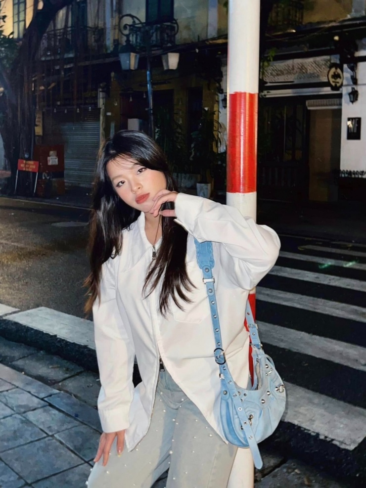 Hồng Khanh thích sưu tầm nhiều món đồ second hand độc lạ, như quần đính ngọc trai, túi nạm đinh tán, phối theo phong cách Y2K. Cô cho biết mỗi món giá vài trăm nghìn đồng, vừa rẻ vừa đẹp, mặc thích hơn so với đồ mua mới hiện nay.