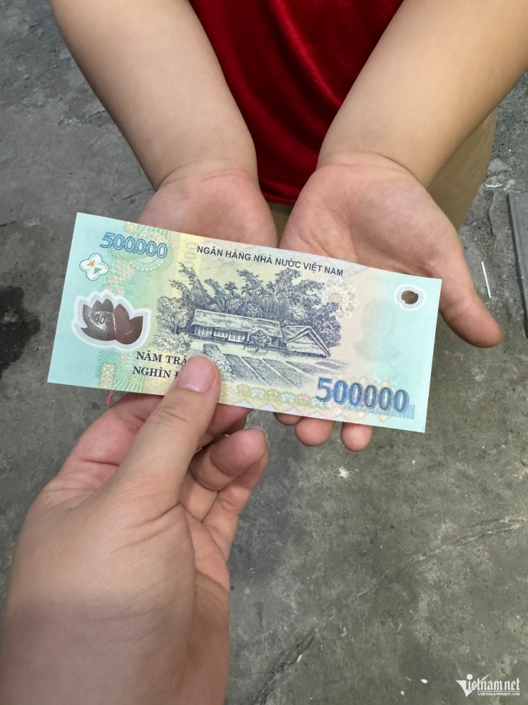 Con dâu cho trẻ ăn xin ngoài đường 500.000 đồng, mẹ chồng phản ứng "gắt". Ảnh minh họa