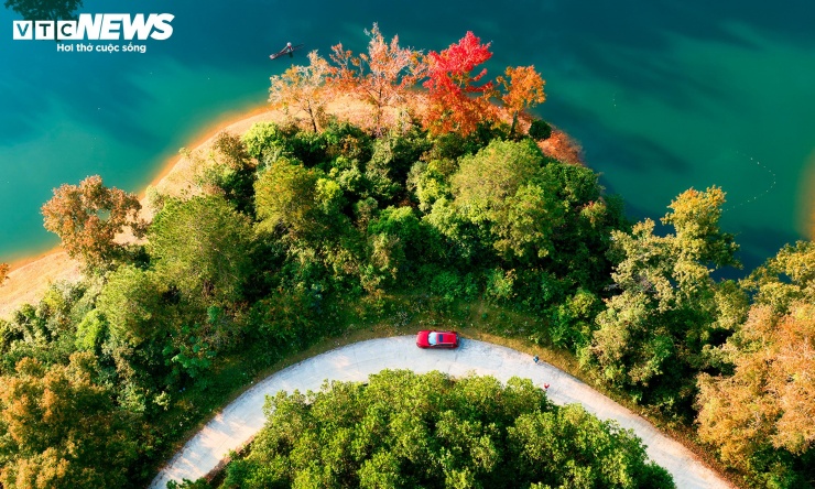 Hồ nhân tạo ở Cao Bằng rực rỡ như trời Âu mùa phong hương thay lá - 6