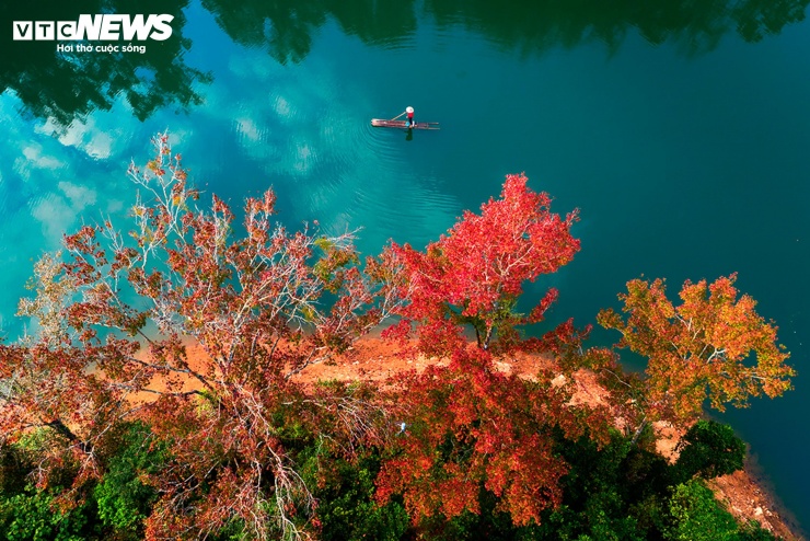 Hồ nhân tạo ở Cao Bằng rực rỡ như trời Âu mùa phong hương thay lá - 7