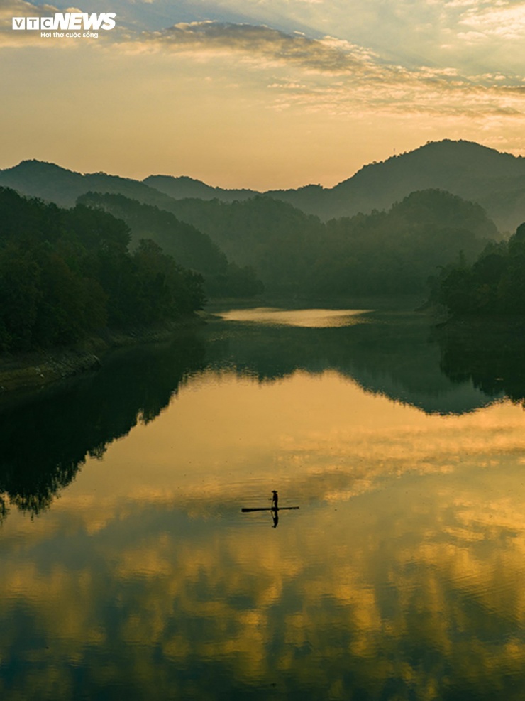 Hồ nhân tạo ở Cao Bằng rực rỡ như trời Âu mùa phong hương thay lá - 9