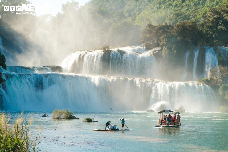 Hồ nhân tạo ở Cao Bằng rực rỡ như trời Âu mùa phong hương thay lá - 10