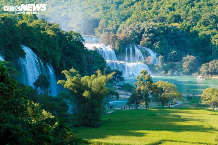 Hồ nhân tạo ở Cao Bằng rực rỡ như trời Âu mùa phong hương thay lá - 11