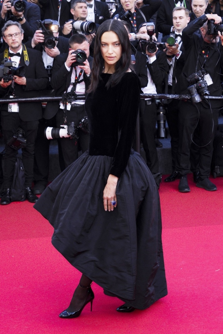 Trên thảm đỏ Cannes, siêu mẫu Irina Shayk gây ấn tượng với đầm hạ eo dáng high-low của Yves Saint Laurent năm 1998.