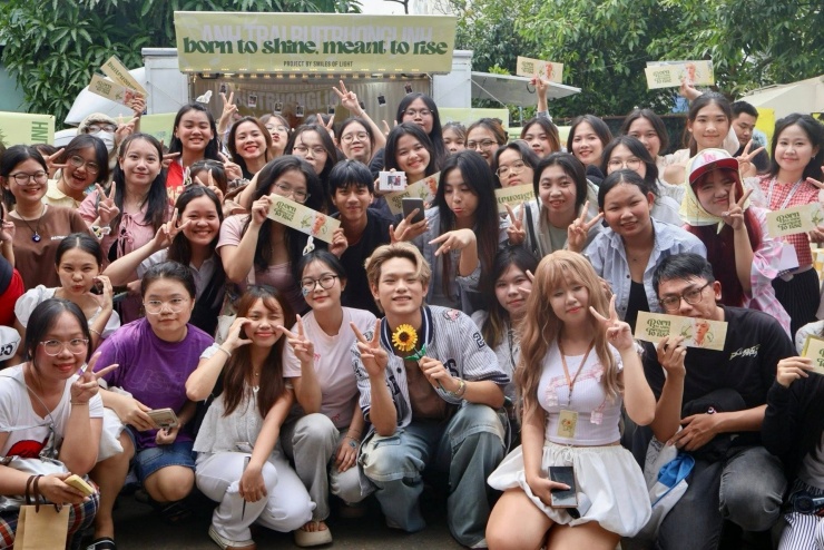 Bùi Trường Linh và cộng đồng fan.