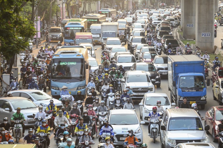 Bộ Công Thương đề xuất, từ 1/1/2026 toàn bộ xăng được pha chế, phối trộn, kinh doanh dùng cho ô tô, xe máy chạy xăng trên toàn quốc là E10. Ảnh: Đình Hiếu