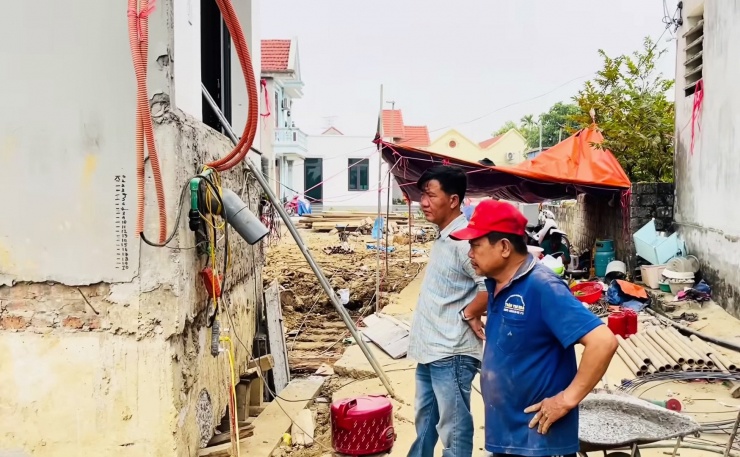 Sau khi chuyển về đúng vị trí, phần thềm ngôi nhà 2 tầng của ông Hữu đang cao hơn mặt ngõ gần 2m.