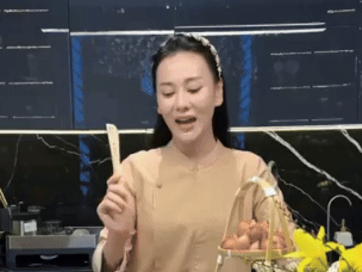 Vlog nấu ăn mới của Phương Oanh được chú ý