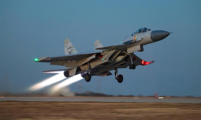 Tiêm kích hạm J-15 cất cánh trong buổi huấn luyện ở Yên Đài ngày 12/6. Ảnh: PLA
