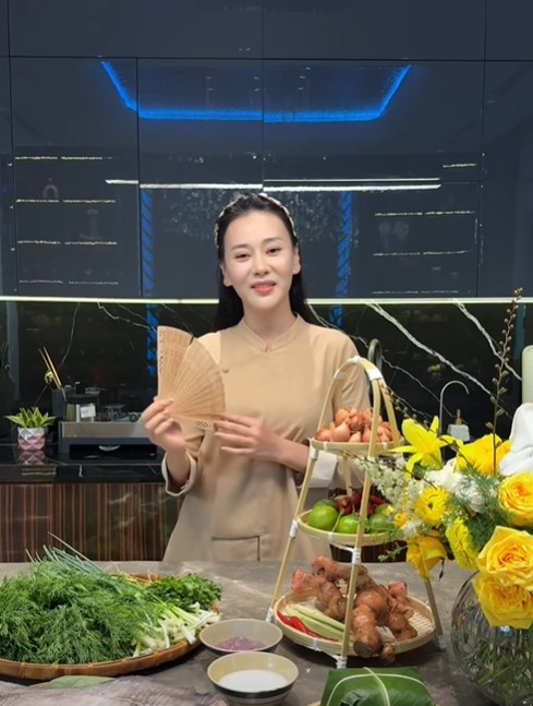 Phương Oanh trong vlog nấu ăn mới được một nhãn hàng công bố. Ảnh chụp màn hình