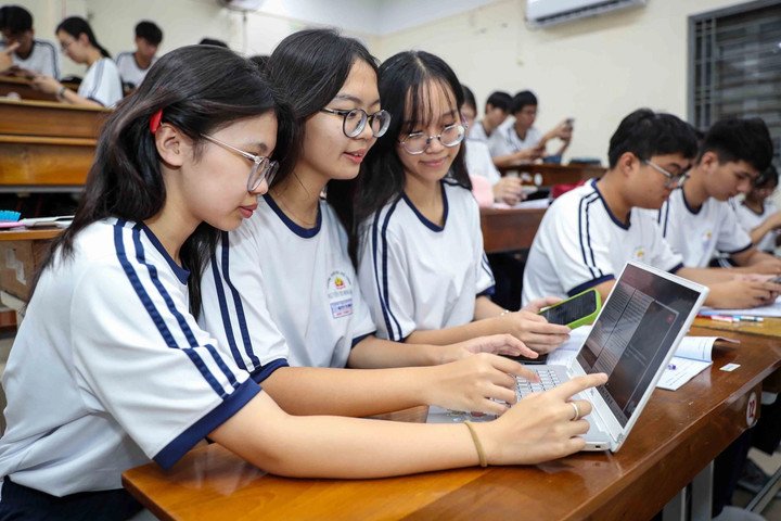 Nhiều học sinh cuối cấp băn khoăn nên chọn ngành học dựa trên sở thích, năng lực hay xu thế thời đại? (Ảnh minh hoạ)