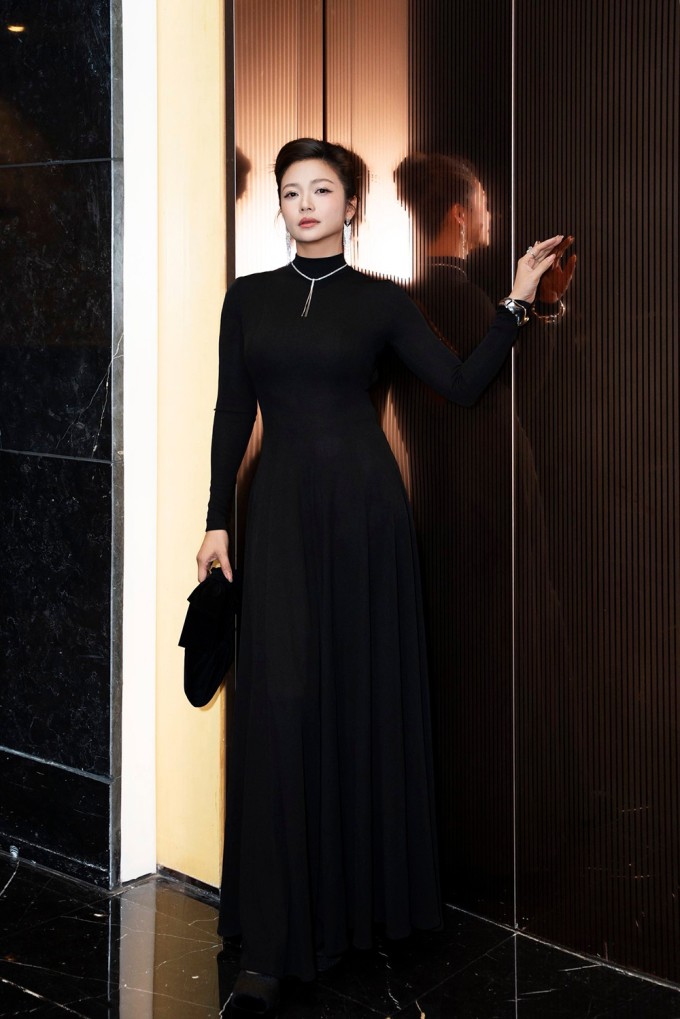 Giảm cân thành công giúp Kiều Anh tự tin hơn khi diện trang phục bó sát, tôn vòng eo thon thả.