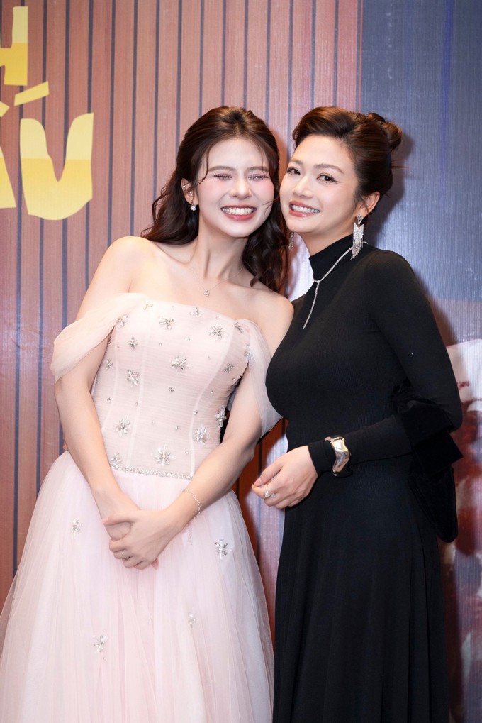 Quỳnh Trang, diễn viên đóng vai con gái của Kiều Anh trong phim, nhận xét nghệ sĩ càng đóng phim càng gầy và trẻ. Cô ngưỡng mộ nhan sắc và vóc dáng của đàn chị.