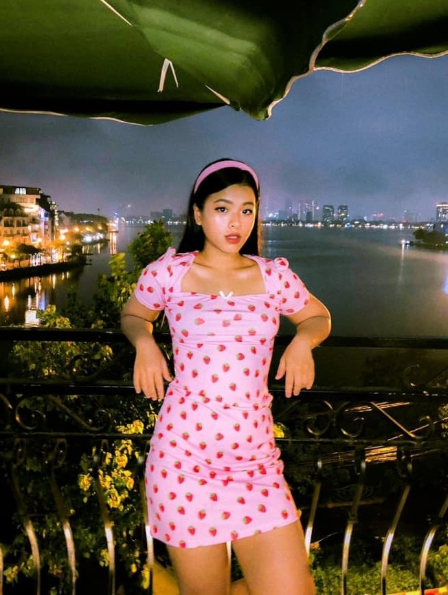 Hồng Khanh phối băng đô hồng đồng điệu váy chữ A vintage hình quả dâu theo phong cách của những năm 1950, 1960.