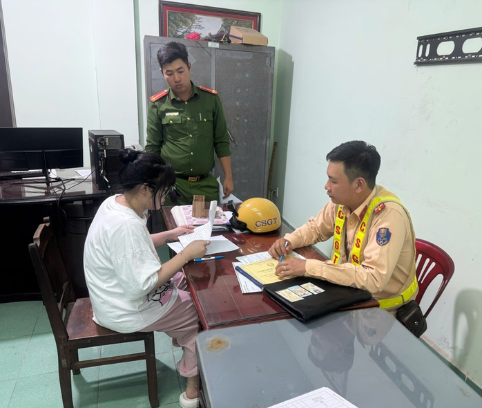 Công an mời cô gái trẻ lên làm việc