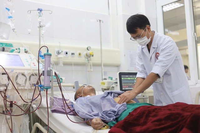 Việc lạm dụng rượu là nguyên nhân hàng đầu dẫn đến tình trạng viêm tụy cấp. Ảnh: BVCC