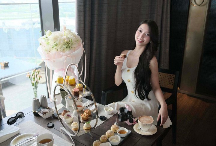 Bên cạnh hoạt động nghệ thuật, người đẹp 25 tuổi còn thử sức ở lĩnh vực kinh doanh. Cô sáng lập công ty riêng và điều hành một tiệm bánh tại Hải Phòng.