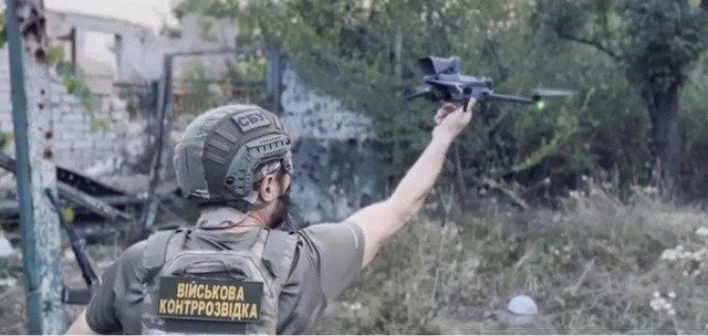 Binh sĩ Ukraine phóng một máy bay không người lái có gắn loa. (Nguồn: Forbes)