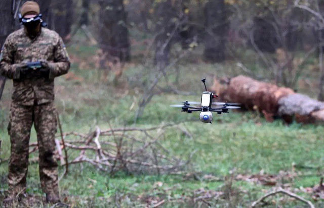 Binh lính Ukraine điều khiển máy bay không người lái FPV. (Nguồn: Getty Images)
