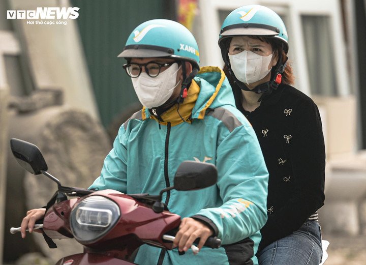 Không khí ô nhiễm dày đặc khiến người dân vô tình “hút” lượng độc tố tương đương vài điếu thuốc mỗi ngày. (Ảnh: Viên Minh)