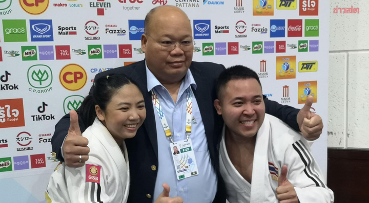 Hai vợ chồng cùng nhau đạt huy chương vàng môn jujitsu. (Nguồn: Khaosod)