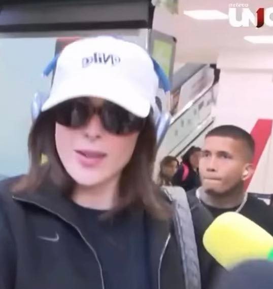 Fatima Bosch mặc giản dị khi trở về quê nhà Mexico.