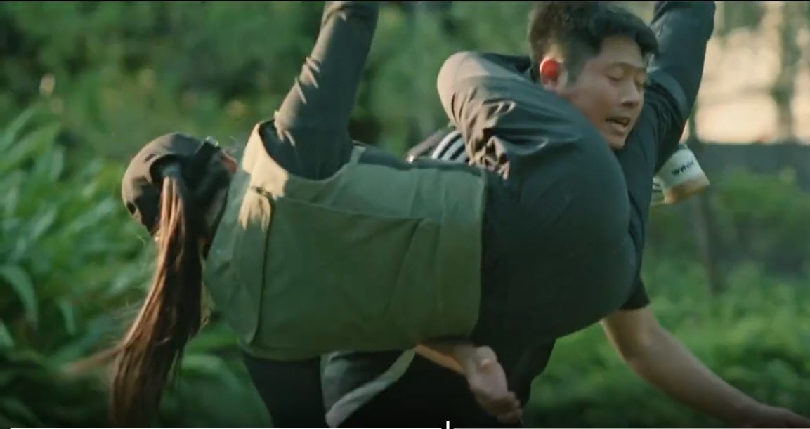 Đại úy Nguyễn Phương Thảo tiếp tục gây ấn tượng với màn "nhảy kẹp cổ" khống chế tội phạm