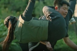 Nữ đại úy kẹp cổ dân tổ tiếp tục gây “sốt” với màn khống chế tội phạm