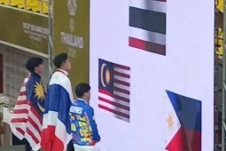 Độc lạ SEA Games: Thái Lan để VĐV úp mặt vào màn hình LED để chào cờ