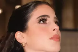 Hoa hậu Hoàn vũ lặng lẽ về nước