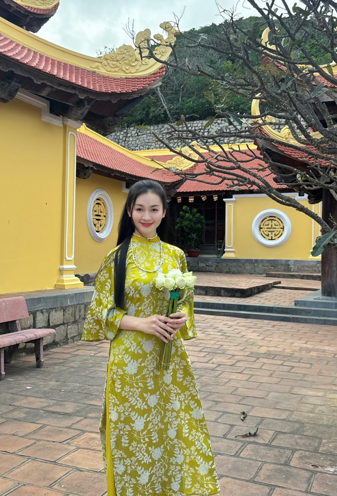 Ngoài đời, nữ đại úy là cô gái nữ tính, điềm đạm