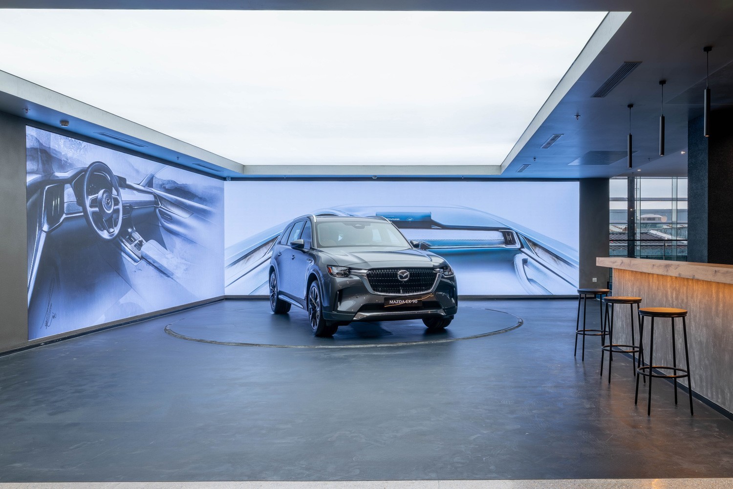 Mazda CX-90 sẽ được nhập khẩu và đưa vào bán hàng, giao xe từ tháng 4 năm sau.