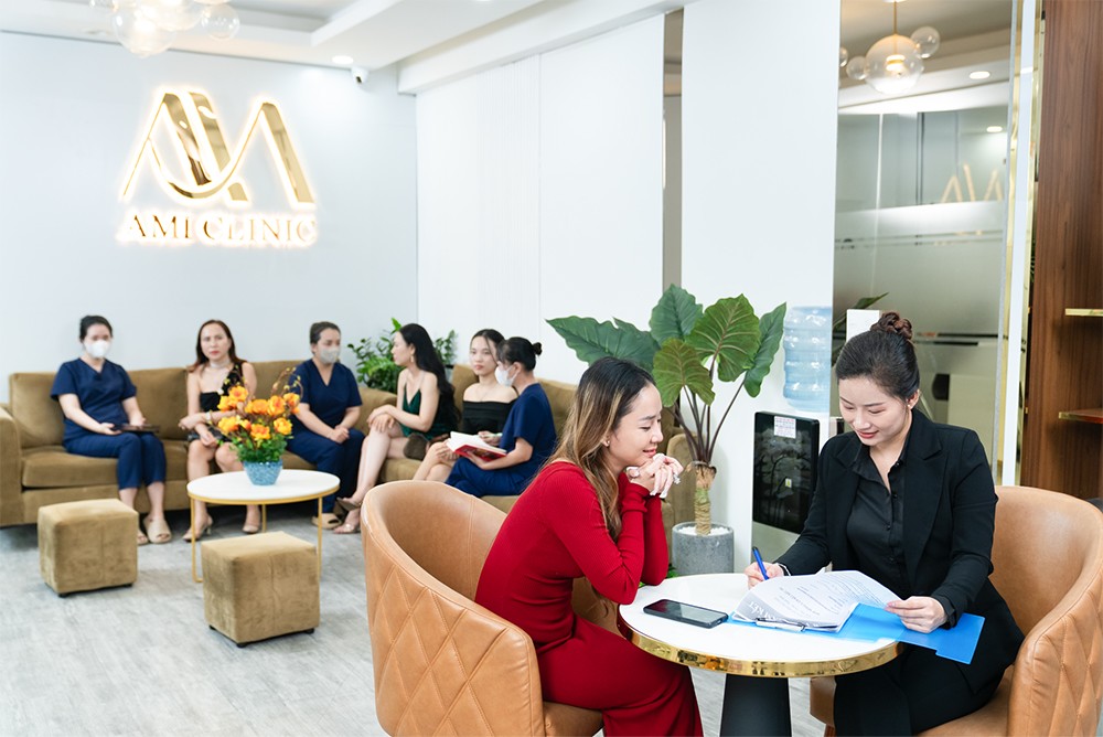 Khách hàng tới làm đẹp chụp tại sảnh chờ của AMI CLINIC