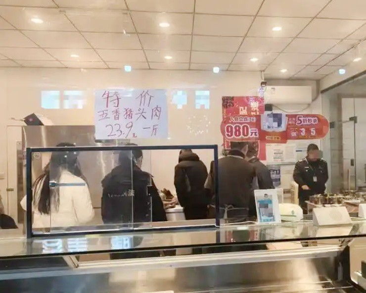 Camera “tóm” được chuột trong tủ đồ ăn, gian hàng bị đình chỉ tức thì - 2