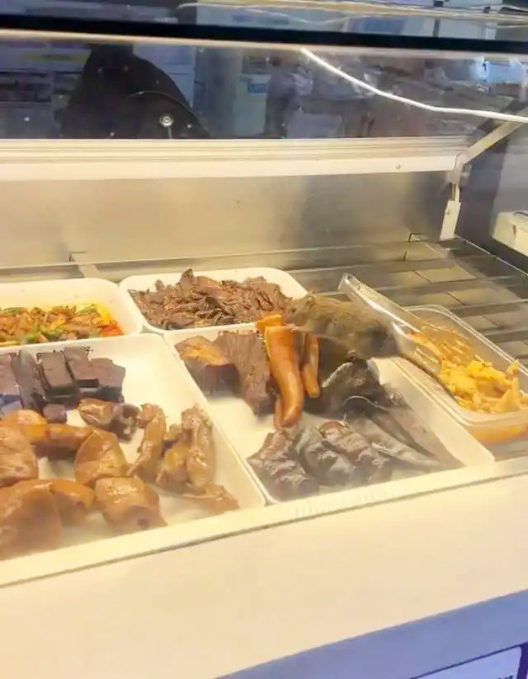 Camera “tóm” được chuột trong tủ đồ ăn, gian hàng bị đình chỉ tức thì - 1