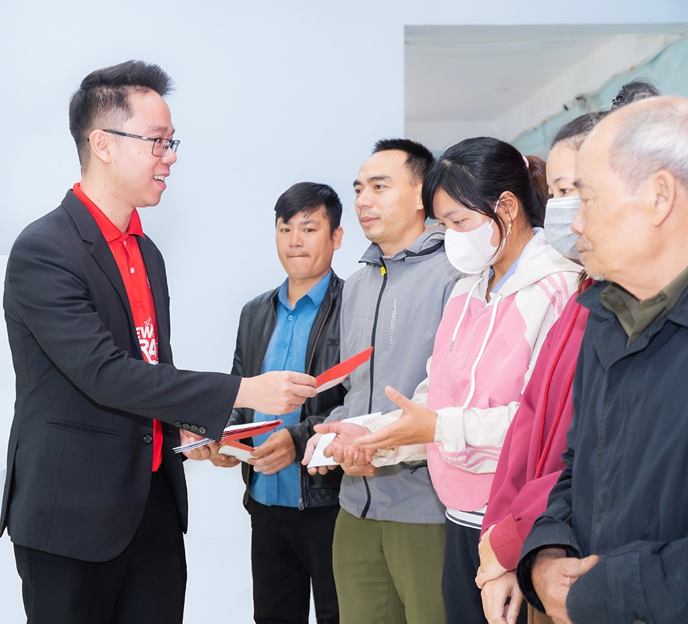 Generali Việt Nam phối hợp với Mặt trận Tổ quốc phường Hóa Châu để trao hỗ trợ minh bạch, kịp thời và đúng nhu cầu từng hộ dân.