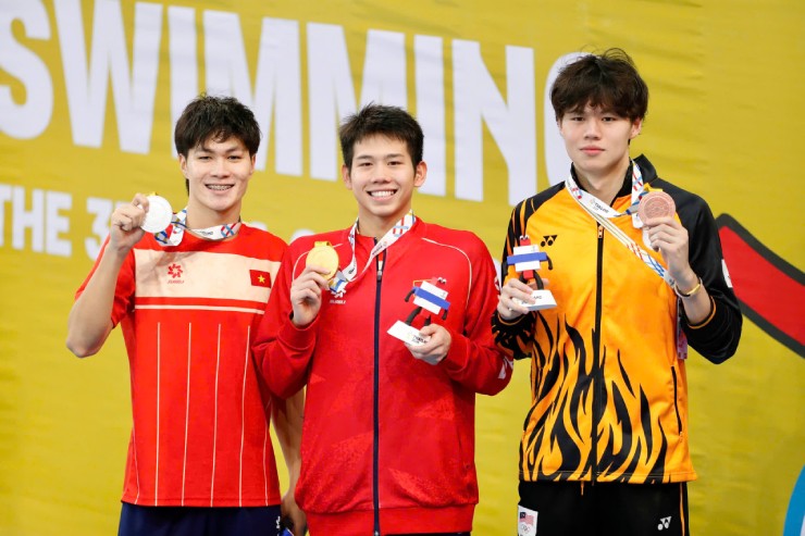 Quang Thuấn (giữa) giành HCV SEA Games đầu tiên sự nghiệp tại Thái Lan 