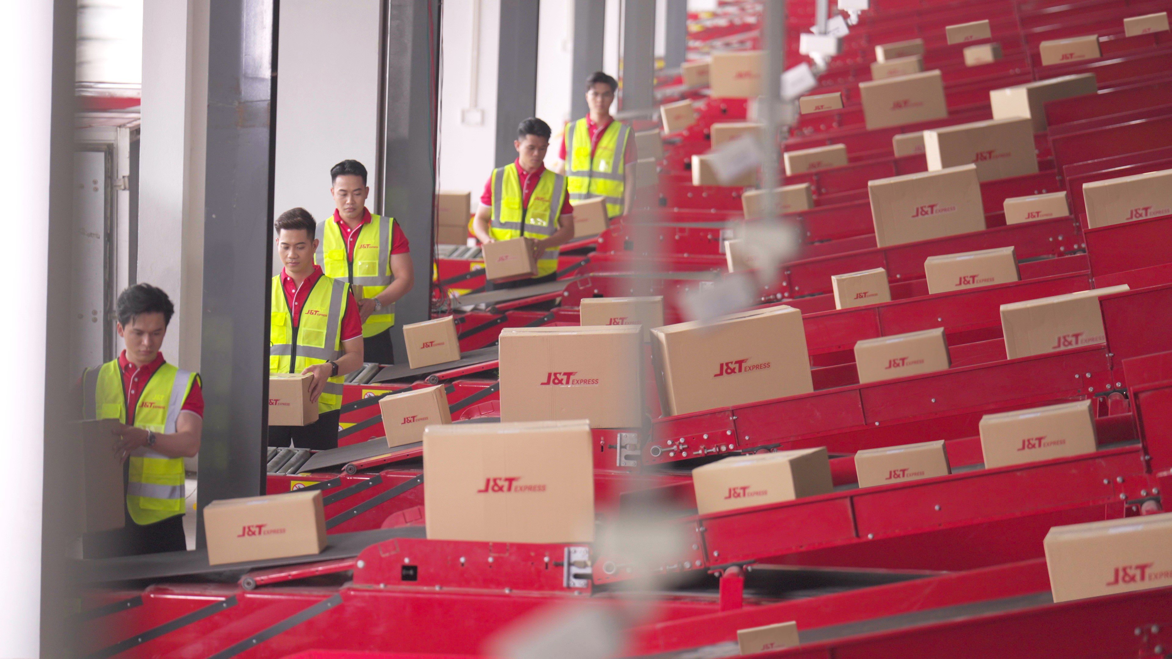 Ảnh: Những lao động được doanh nghiệp tăng cường tại các trung tâm khai thác và bưu cục