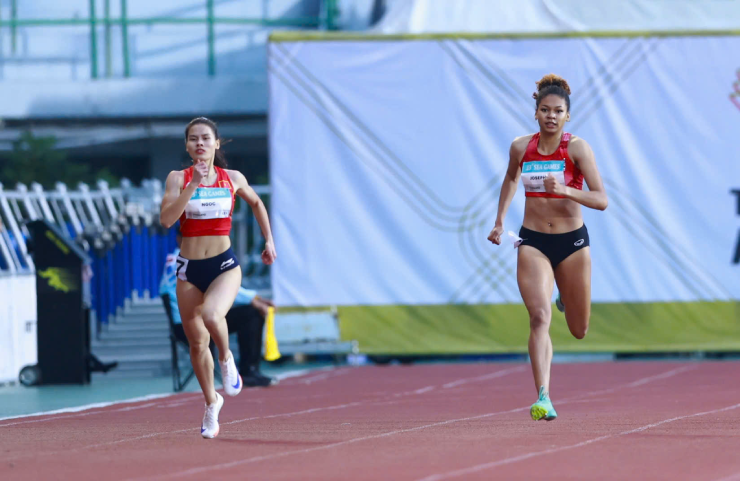 Cú bứt phá ngoạn mục của Ngọc (bên trái)