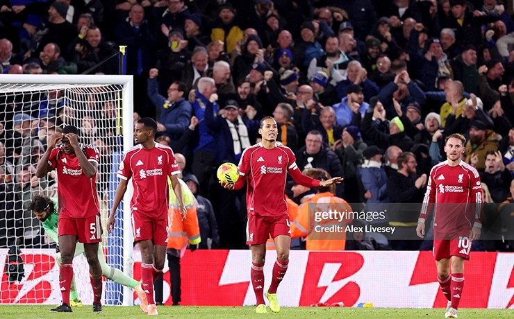 Arsenal và Liverpool liên tục trồi sụt phong độ, góp phần khiến bảng xếp hạng thay đổi theo từng vòng