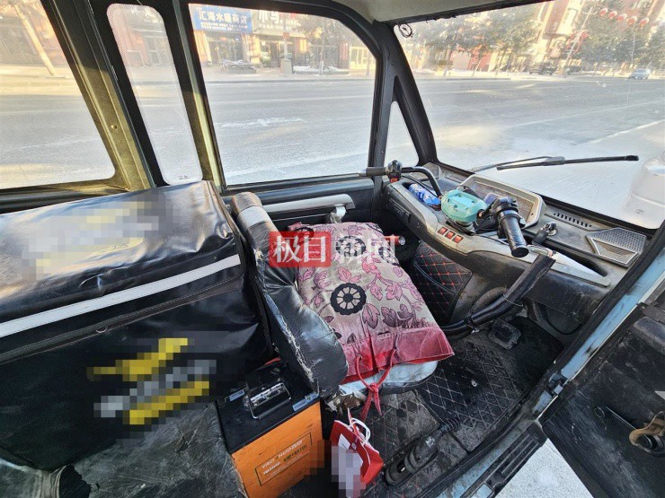 Xe trang bị sẵn hệ thống sưởi và hộp giữ nhiệt bọc túi giấy bạc để giữ ấm đồ ăn (Ảnh: Jimu News)