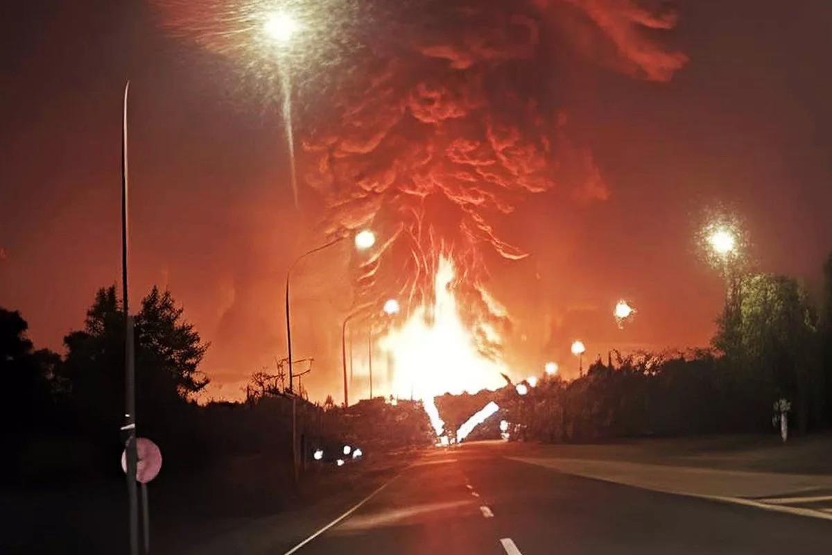 Cầu lửa bùng lên sau đòn tấn công của tiêm kích F-16 Thái Lan trong giao tranh ở biên giới với Campuchia. Ảnh: Army Military Force Facebook Page