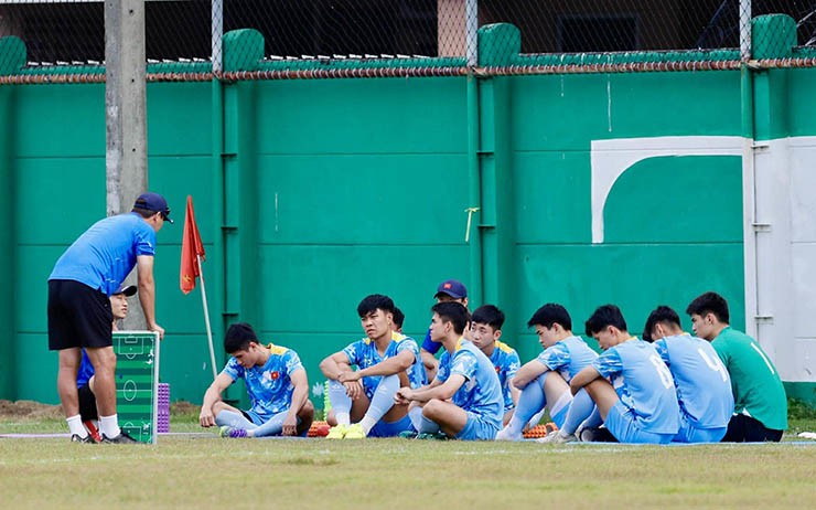 Ông Kim đưa các học trò của mình ra góc sân xa nhất để “họp kín”. Cuộc họp giữa HLV Kim Sang Sik và các học trò đá chính ở trận thắng trước U22 Malaysia kéo dài khoảng 15 phút.