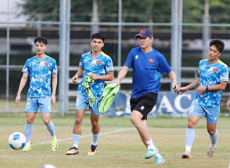 Trong khi các cầu thủ còn lại của U22 Việt Nam vẫn miệt mài tập luyện dưới sự hướng dẫn của trợ lý Lee Jung Soo.