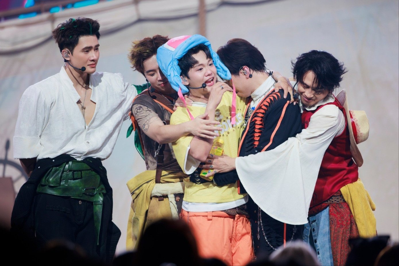 Ở hạng mục Best hit (ca khúc hit của show), hai bài hát Sớm muộn thì và Người như anh xứng đáng cô đơn đang tạo thế đối đầu cân sức khi được khán giả nhiệt tình gọi tên. Sớm muộn thì đạt 5,7 triệu lượt xem, được nhiều khán giả đánh giá “không có điểm chê”, chỉ thua thiệt vì ra mắt muộn. Một số người xem nhận định khả năng chiến thắng của ca khúc này giống như “tung đồng xu 50-50”. Trong khi đó, Người như anh xứng đáng cô đơn dẫn đầu YouTube với 9,1 triệu lượt xem, được xem là lợi thế đáng kể ở chặng cuối. Spotify cũng ghi nhận lượng nghe vượt trội, trong khi Sớm muộn thì lại lan tỏa mạnh trên TikTok.